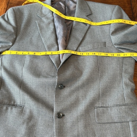 EUC Jos A Bank gray and black check sportcoat size 44 short - Picture 4 of 9